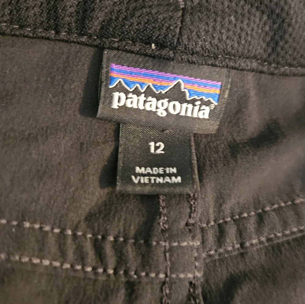 Patagonia Women's Black Bermuda Shorts Size 12 - Picture 6 of 9